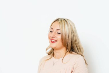 Stüdyo arka planında gülümseyen kadın