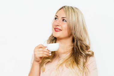 Stüdyo arka planında fincan olan kadın.