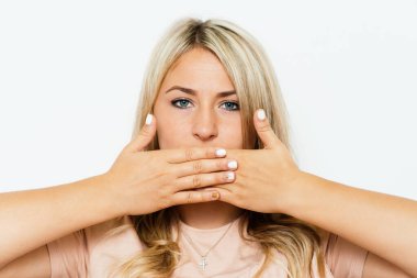 Kız gülüyor ve ağzını kapatıyor.