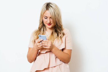 Stüdyo geçmişine karşı akıllı telefonu olan kadın.