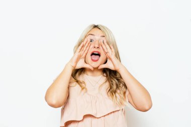 Birilerini ara. Stüdyo geçmişine karşı kadın