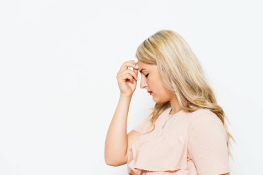 Kadın stüdyo geçmişine karşı düşünüyor.