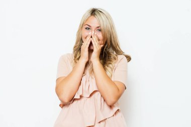 Kız gülüyor ve ağzını kapatıyor.