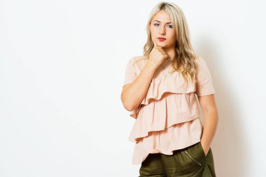 Kadın stüdyo geçmişine karşı düşünüyor.