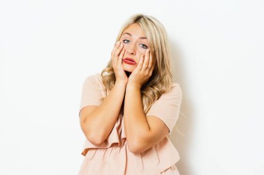 Stüdyoda çalışan umutsuz bir kadın.