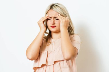 Baş ağrısı çeken kadın stüdyo geçmişine karşı