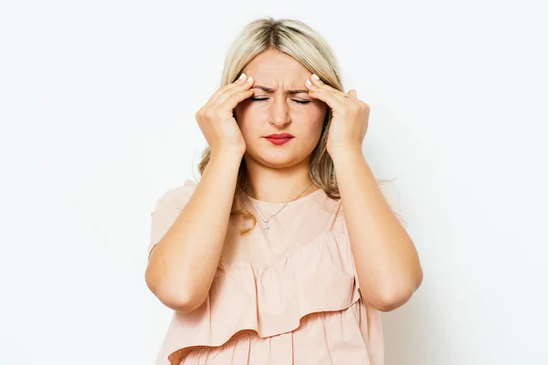 Mulher Com Dor Cabeça Fundo Estúdio — Fotografia de Stock