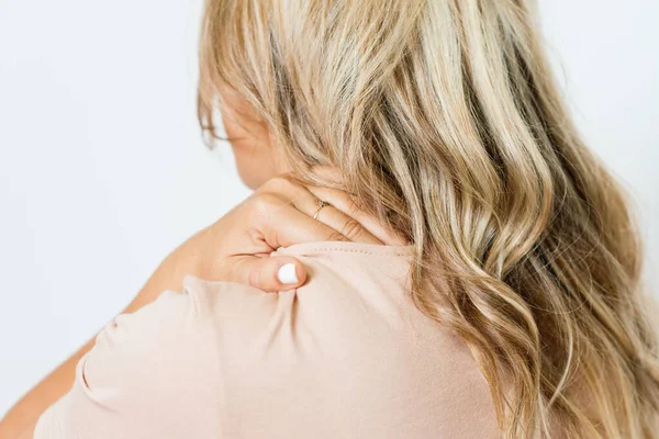 Close Potret Stres Bahagia Wanita Cantik Muda Dengan Sakit Leher — Stok Foto