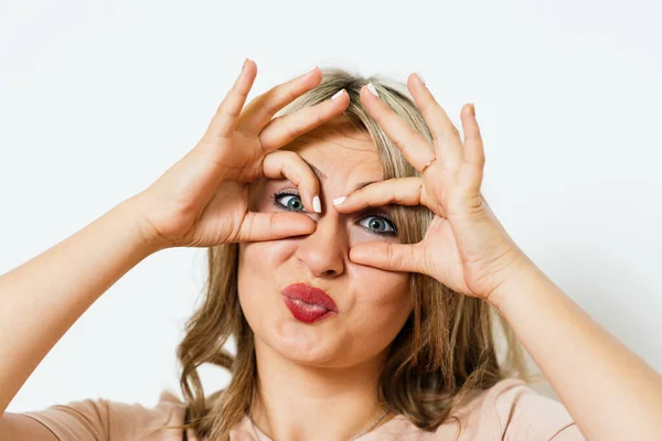 Frau Schaut Durch Die Hände Bastelt Ferngläser — Stockfoto