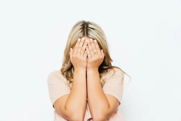 Frau Verdeckt Sein Gesicht Mit Der Hand — Stockfoto