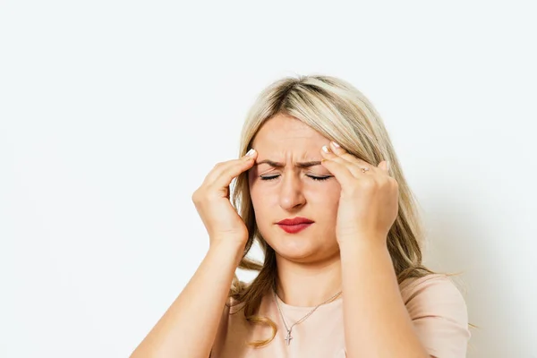 Mulher Com Dor Cabeça Fundo Estúdio — Fotografia de Stock