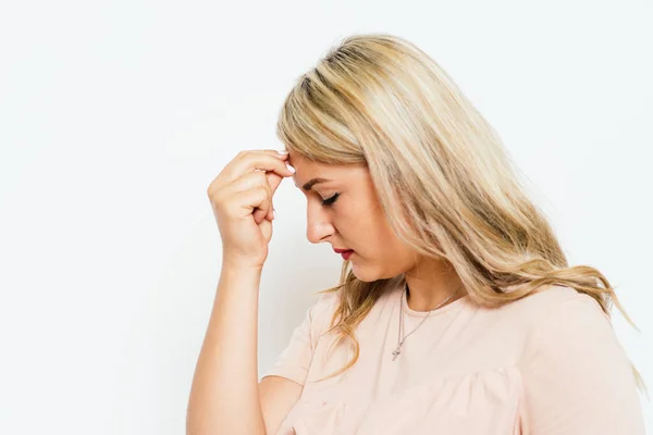 Frau Denkt Vor Studiohintergrund — Stockfoto