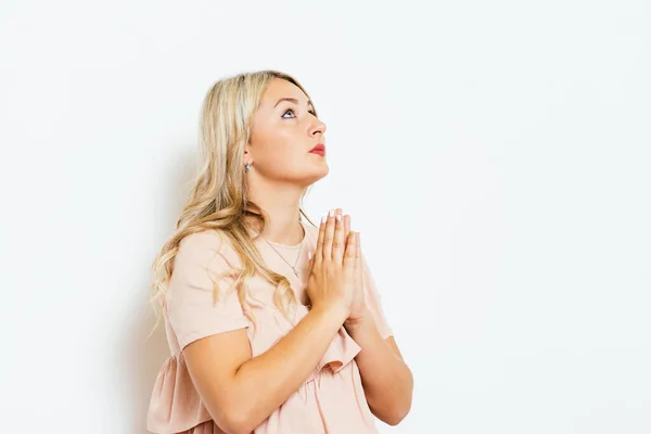 Gebed Vrouw Tegen Studioachtergrond — Stockfoto