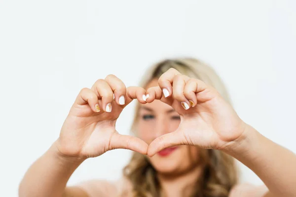 Kvinna Gör Hand Hjärta Ram — Stockfoto