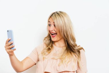 Stüdyo geçmişine karşı akıllı telefonu olan kadın.