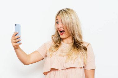 Stüdyo geçmişine karşı akıllı telefonu olan kadın.