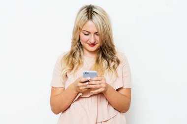 Stüdyo geçmişine karşı akıllı telefonu olan kadın.