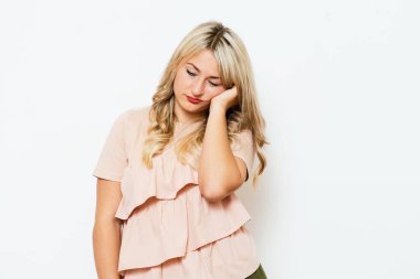 Kadın stüdyo geçmişine karşı düşünüyor.