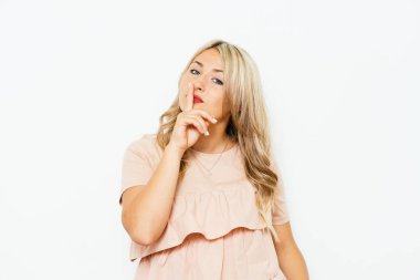 Kadın parmağını dudaklarına koydu.