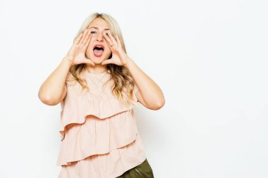 Birilerini ara. Stüdyo geçmişine karşı kadın