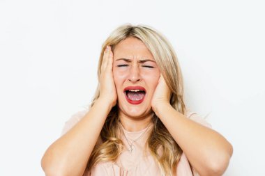 Stüdyoda çalışan umutsuz bir kadın.