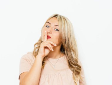 Kadın parmağını dudaklarına koydu.