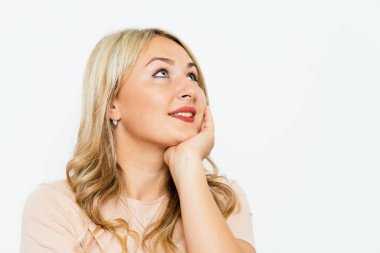 Kadın stüdyo geçmişine karşı düşünüyor.