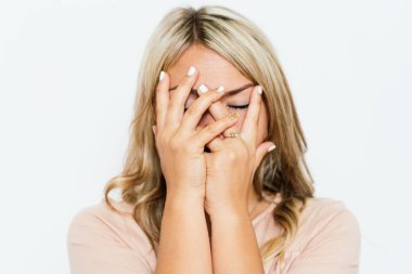  Kadın elini yüzünü kapatıyor.