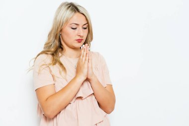 Dua et. Bir kadın. Stüdyo arka planı