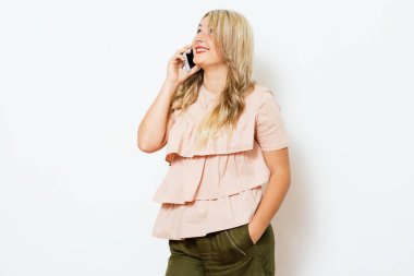 Stüdyo geçmişine karşı akıllı telefonu olan kadın.