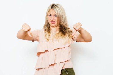 Kadın baş parmak hareketi gösteriyor.