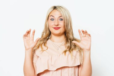 Kadın korkudan korkuyor.