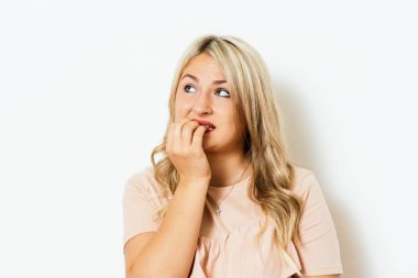 Kadın tırnaklarını yiyor.