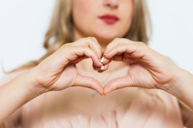 Kadın kalp çerçevesi yapıyor.