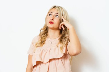 Kadın stüdyo geçmişine karşı düşünüyor.