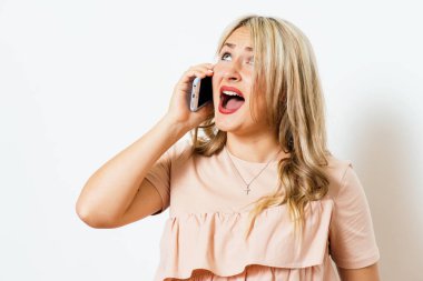 Stüdyo geçmişine karşı akıllı telefonu olan kadın.