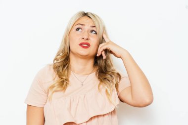 Kadın stüdyo geçmişine karşı düşünüyor.