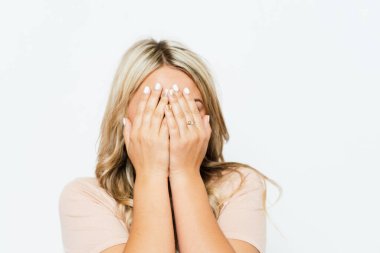  Kadın elini yüzünü kapatıyor.