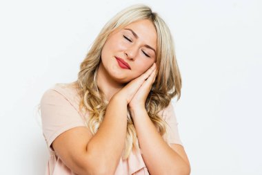 Uyu. Stüdyo geçmişine karşı kadın