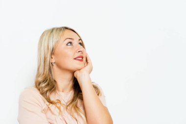 Kadın stüdyo geçmişine karşı düşünüyor.