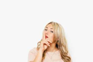 Kadın parmağını dudaklarına koydu.