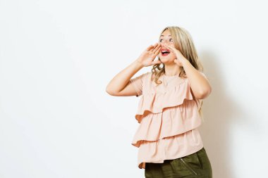 Birilerini ara. Stüdyo geçmişine karşı kadın