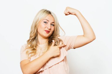 Kadın kaslarını gösteriyor.