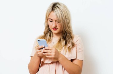 Stüdyo geçmişine karşı akıllı telefonu olan kadın.