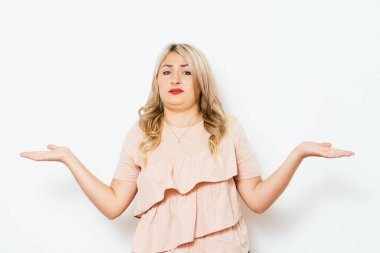 Kız ellerini havaya kaldırıyor.