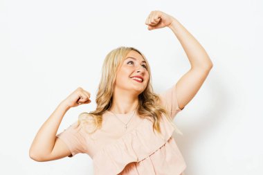 Sevinçli. Çok mutlu bir kadın.