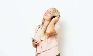 Stüdyo geçmişine karşı kulaklık takan kadın.