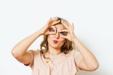 Ellerinden bakıp dürbün yapan kadın.