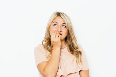 Kadın tırnaklarını yiyor.