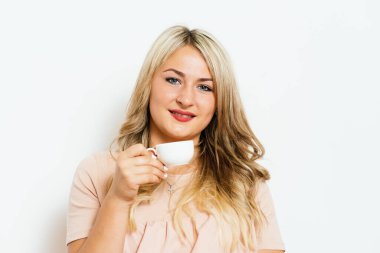 Stüdyo arka planında fincan olan kadın.